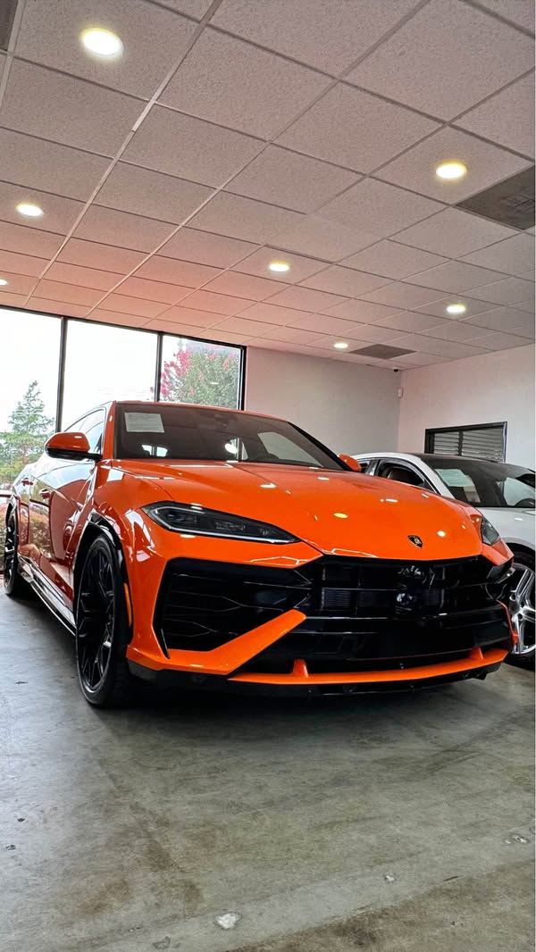 2025 Lamborghini Urus - SE