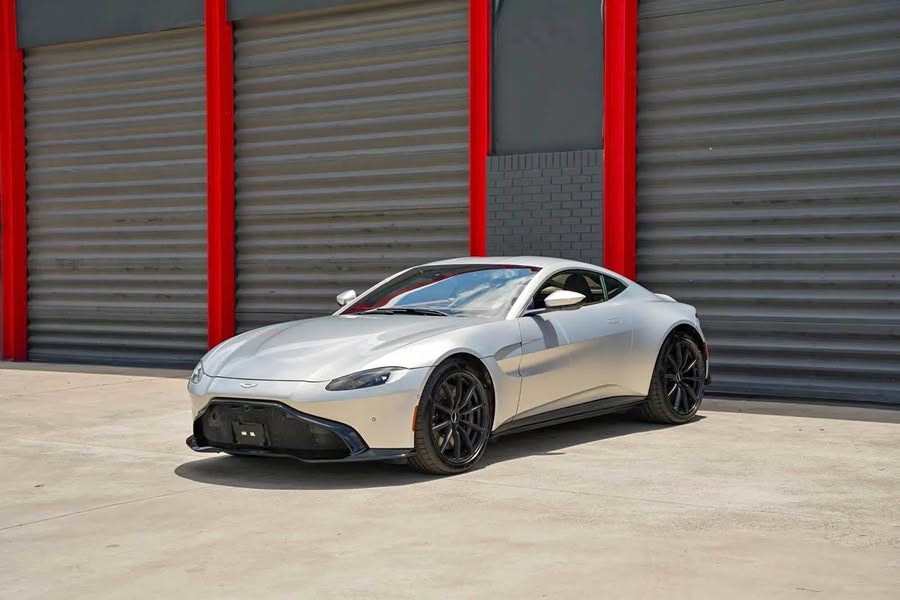 2020 Aston Martin Vantage - Base
