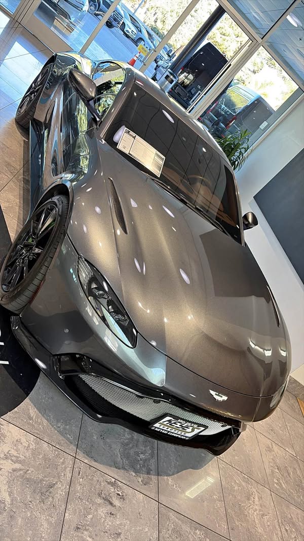 2020 Aston Martin Vantage - Base