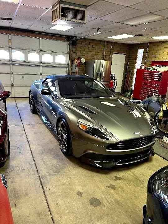 2015 Aston Martin Vanquish - Carbon volante convertible 2D
