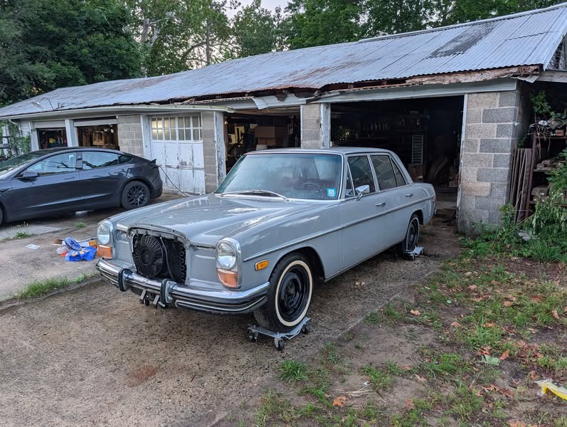 1972 Mercedes-Benz W114 250 Sedan