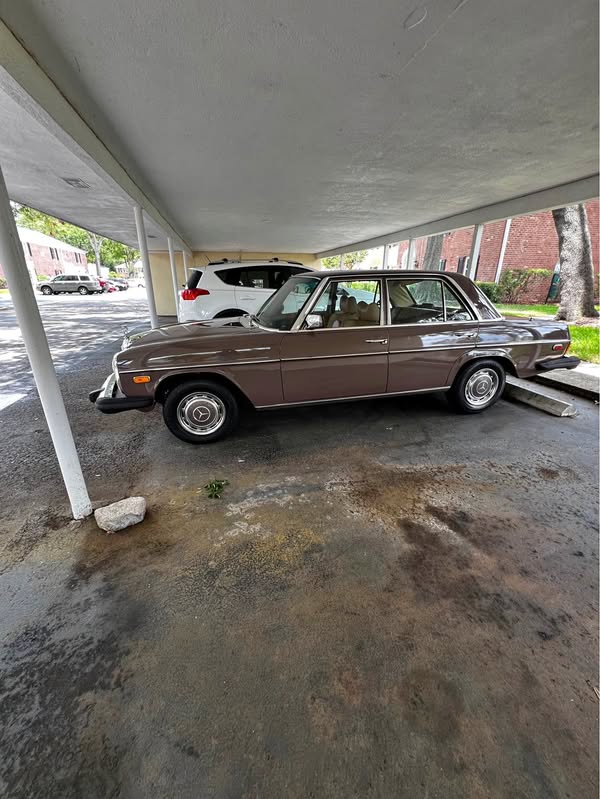 1976 Mercedes-Benz W114 Series - Sedan