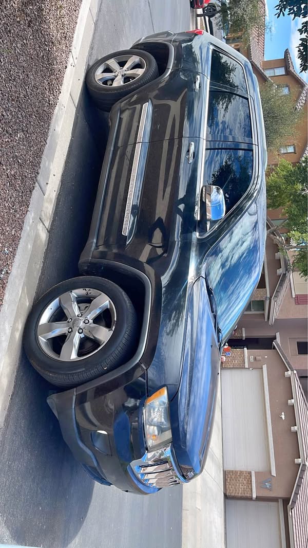 2012 Jeep Grand Cherokee - Overland Sport Utility 4D
