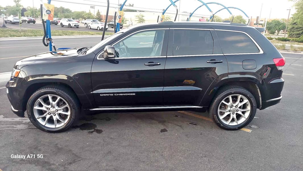 2015 Jeep Grand Cherokee Summit  - 290 horsepower V6