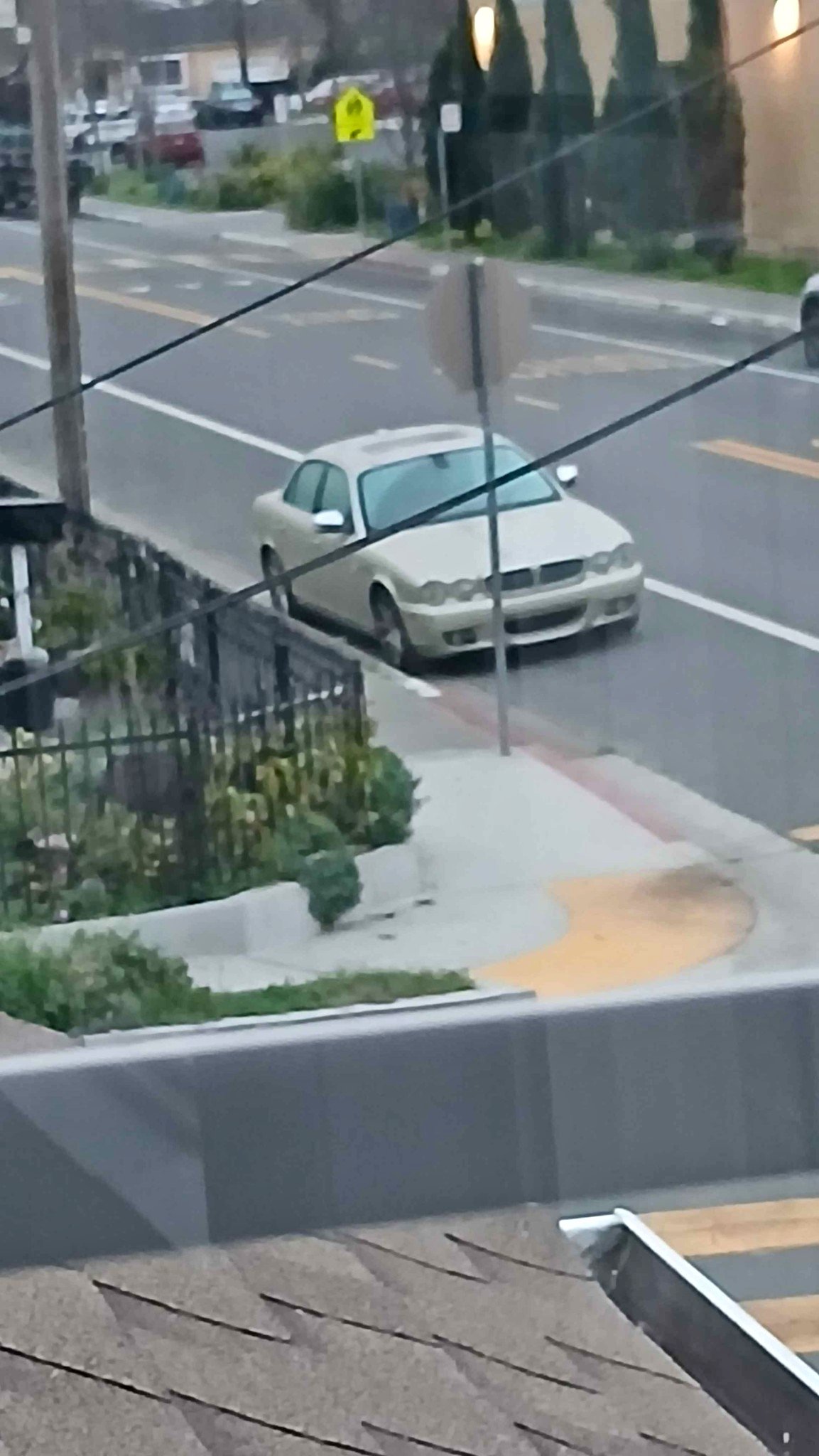 2009 Jaguar XJ - gold