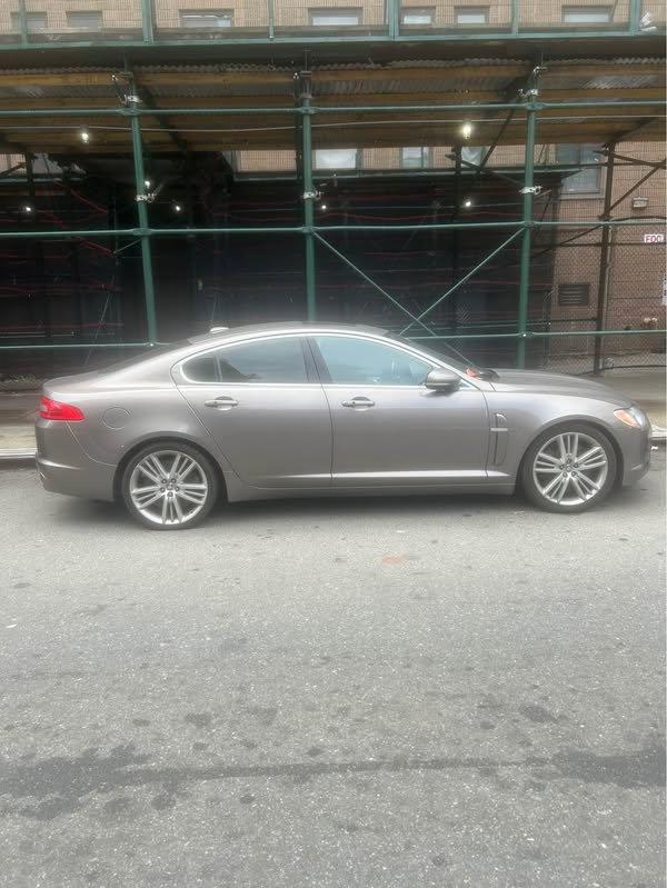 2010 Jaguar XF - Luxury Sedan 4D