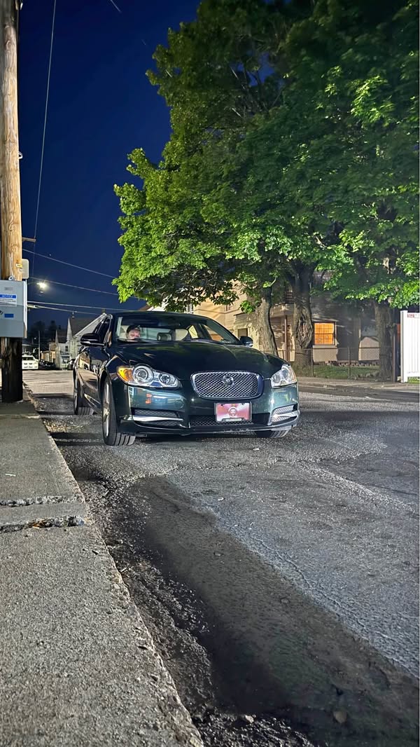 2011 Jaguar XF - Premium Luxury Sedan 4D