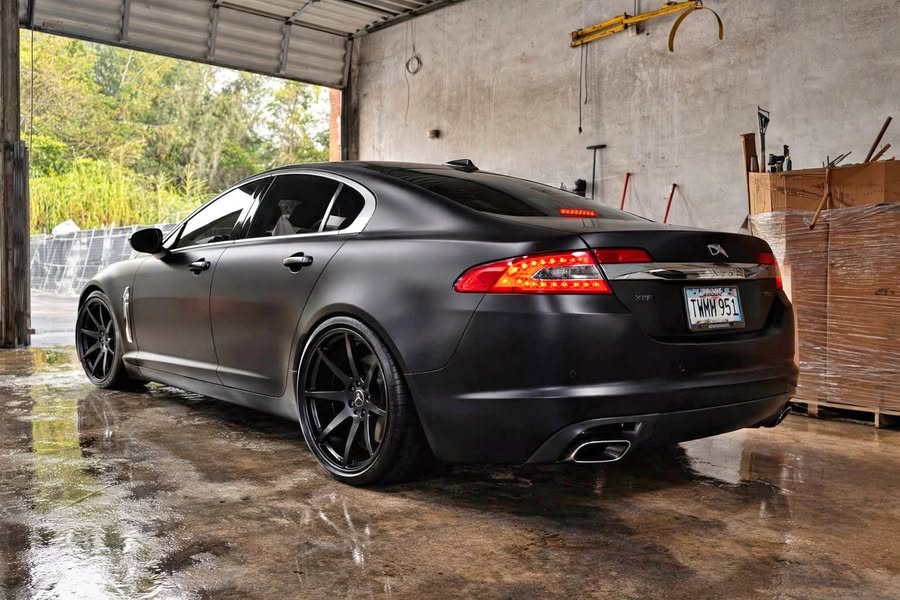 2010 Jaguar XF - Premium Luxury Sedan 4D
