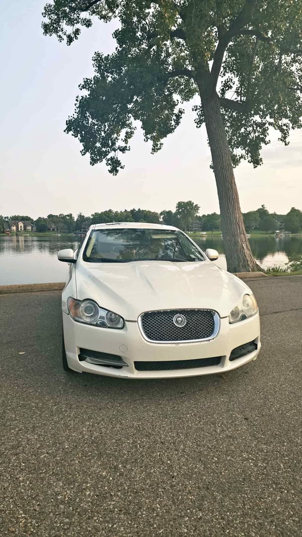 2010 Jaguar XF - XF Sedan 4D