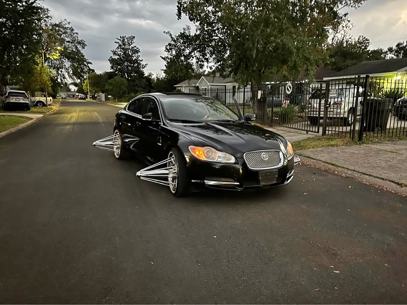 2011 Jaguar XF - Luxury Sedan 4D