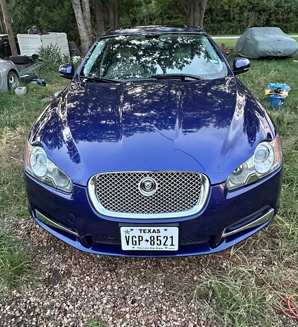 2010 Jaguar XF - Premium Luxury Sedan 4D