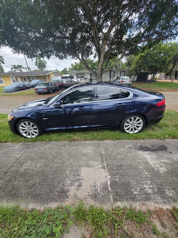 2011 Jaguar XF - Premium Luxury Sedan 4D