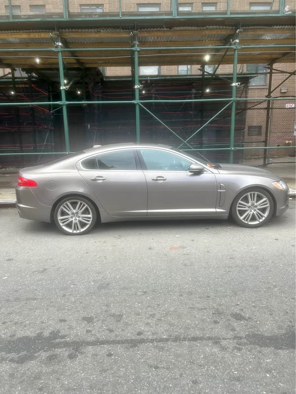 2010 Jaguar XF - Luxury Sedan 4D