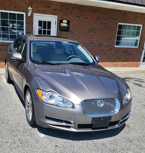 2011 Jaguar XF - Premium Luxury Sedan 4D