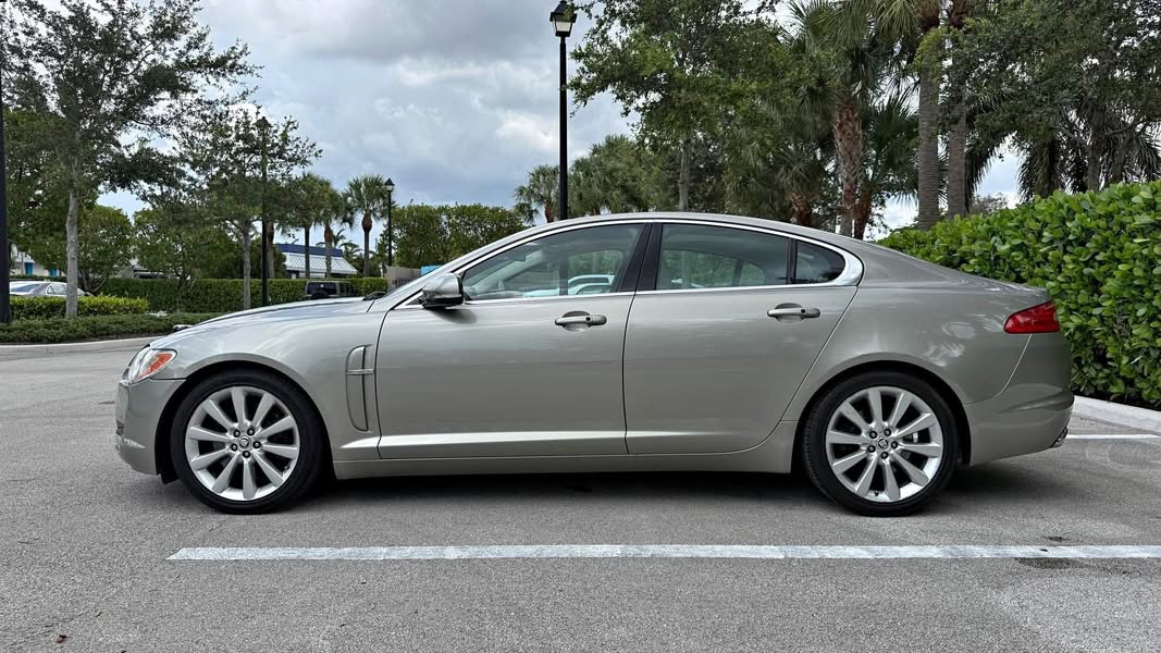 2010 Jaguar XF - Luxury Sedan 4D