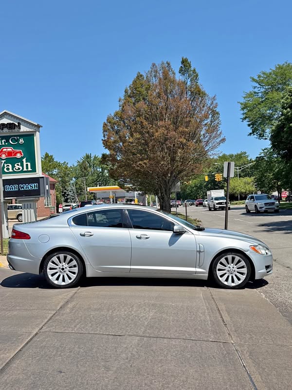 2009 Jaguar XF - Premium Luxury Sedan 4D