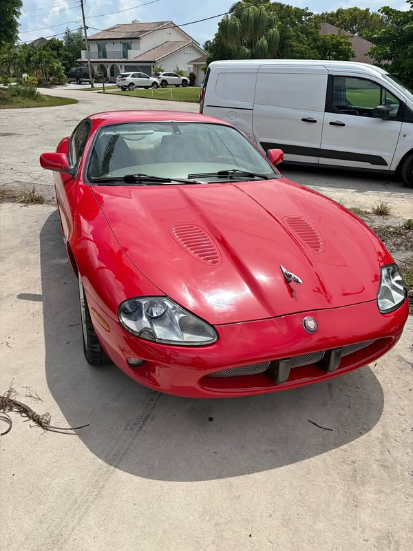 Jaguar XKR. 2000