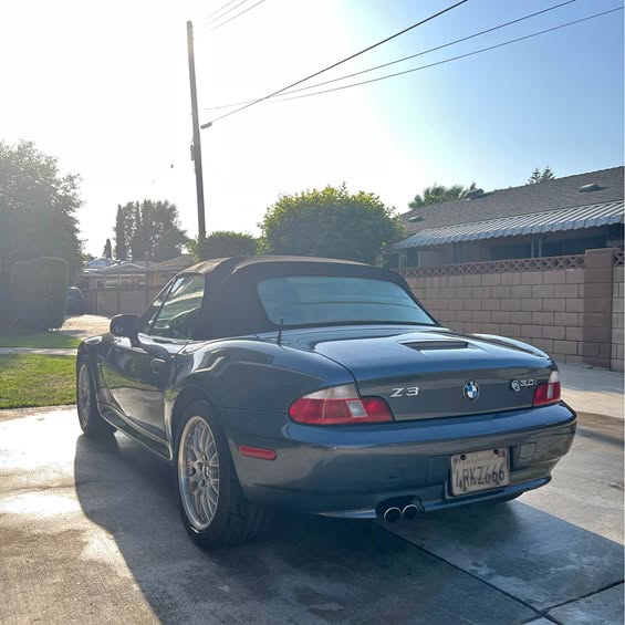 2001 BMW Z3 - 3.0i Roadster 2D