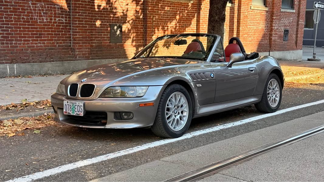 2002 BMW Z3 - Roadster \u2022 2.5i M54