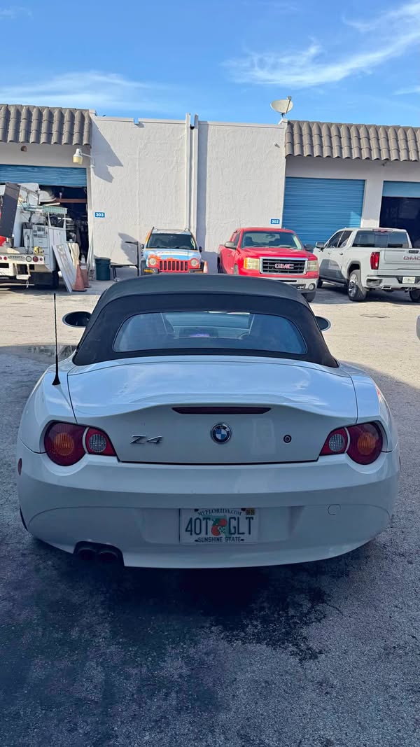 2004 BMW Z4 - 3.0i Roadster 2D