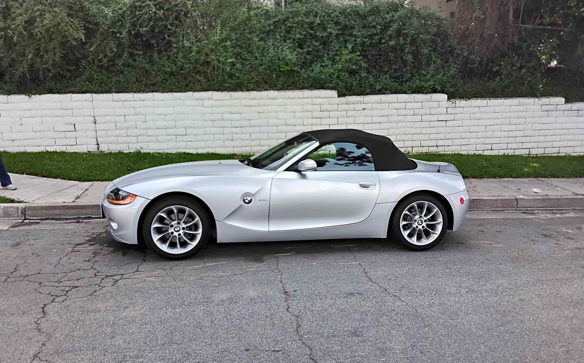 2004 BMW Z4 - 2.5i Roadster 2D