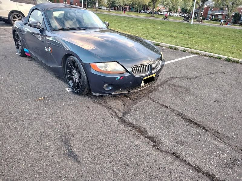 2004 BMW z4 3.0i sport (convertible)(6spd manual)($5500 firm)