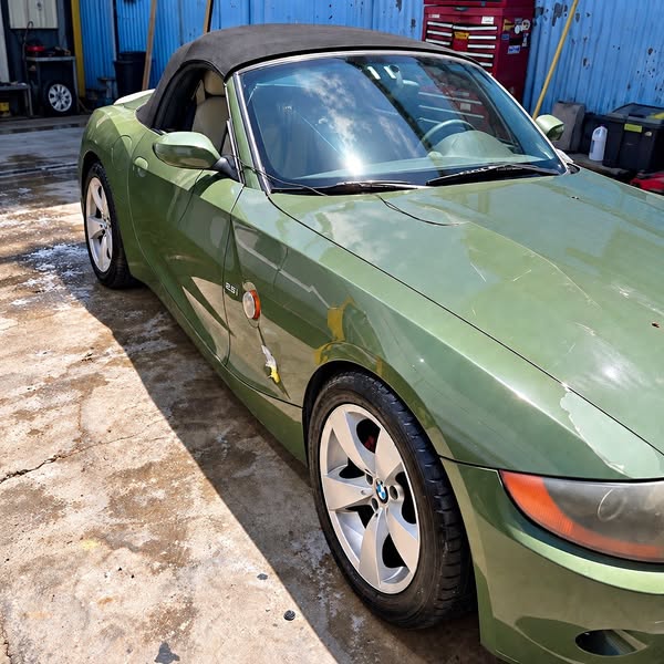 2004 BMW Z4 2.5i Roadster 2D